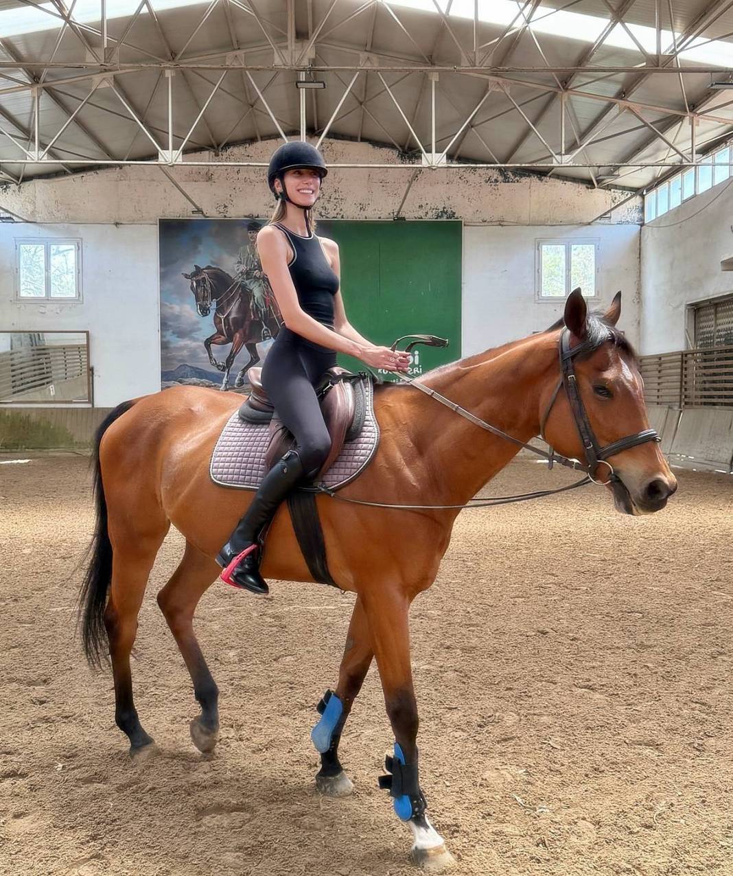 Türkiye Güzellik Kraliçesi, kendisine at hediye aldı! Şimdi de atçılığa merak sardı 14